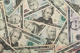 Lira libaneză atinge, pe piața neagră, un nou minim față de dolar, după închiderea băncilor