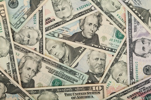 Lira libaneză atinge, pe piața neagră, un nou minim față de dolar, după închiderea băncilor