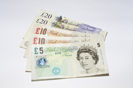 Lira sterlină a scăzut cu până la 3% în raport cu dolarul, după măsuri economice radicale anunțate de guvernul britanic pentru stimularea creșterii