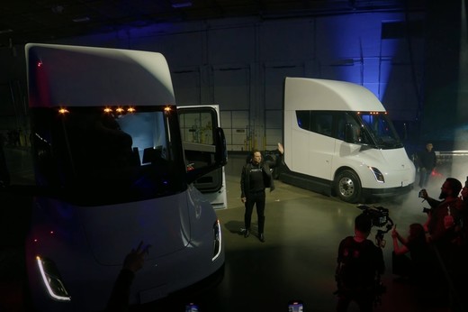 Acțiunile americane au început săptămâna în scădere. Tesla, declin de circa 6,5%