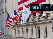 Wall Street a închis în creștere în prima ședință după anunțul privind preluarea Credit Suisse de către UBS