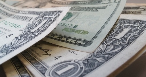 Dolarul a scăzut la un minim al ultimelor de două luni față de un coș valutar major