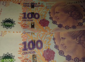Argentina devalorizează moneda națională, după alegerile primare prezidențiale