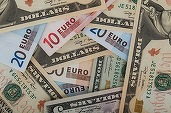 Euro se depreciază în fața dolarului, afectat de perspectivele de recesiune în Europa