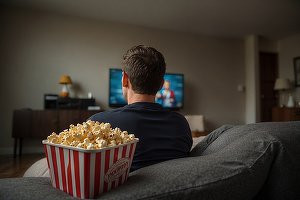 Netflix depășește așteptările de pe Wall Street la venituri, cu cel mai bun început de an după pandemie, dar surprinde anunțând că va înceta să mai raporteze câți abonați plătitori are 