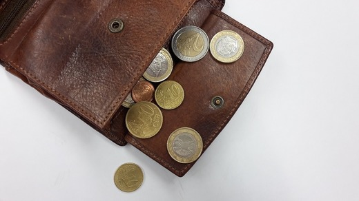 Peste 12% dintre bulgari nu au un cont în bancă. Care este situația în România. De ce unii oameni din Estul Europei preferă banii în numerar