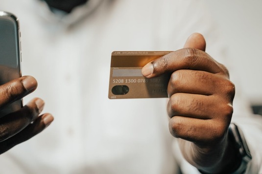 Mastercard va elimina treptat introducerea manuală a datelor cardului pentru plățile online în Europa