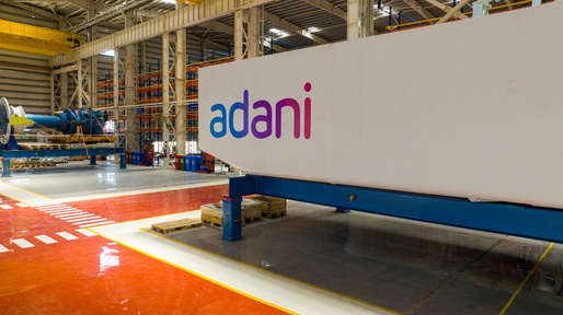 Adani Group a pierdut 2,4 miliarde de dolari la bursă, după acuzațiile companiei Hindenburg împotriva autorității de reglementare a Indiei