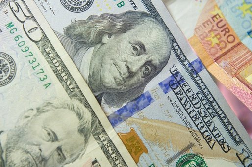 Euro continuă să se deprecieze în raport cu dolarul american, atingând cel mai scăzut nivel din ultimul an