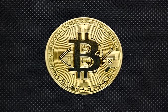 Bitcoin scade puternic, frânat de incertitudinea privind politica comercială a lui Donald Trump
