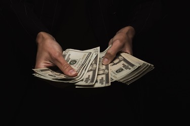 Economiștii văd două valute de „refugiu” în fața turbulențelor provocate de taxele vamale americane