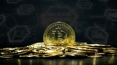 Donald Trump mizează pe criptomonede și tokenuri meme pentru a strânge milioane în această lună