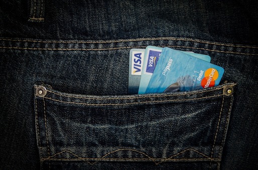 Retailerii europeni cer Comisiei Europene să intervină împotriva comisioanelor Visa și Mastercard