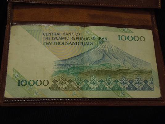 Iranul vrea să șteargă patru zerouri ale monedei naționale, rialul, într-o depreciere continuă față de dolar