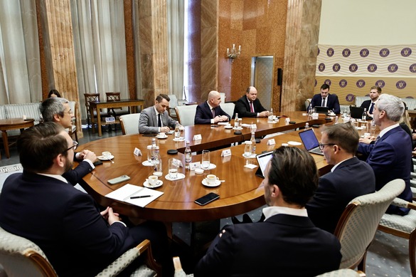 FOTO Mari investitori americani și internaționali au venit la Bolojan pentru a a vedea ce măsuri ia pentru reducerea deficitului 