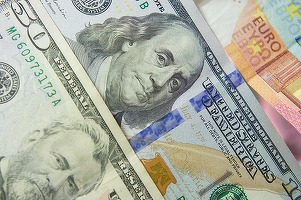 Dolarul cade la minimul ultimilor patru ani față de euro