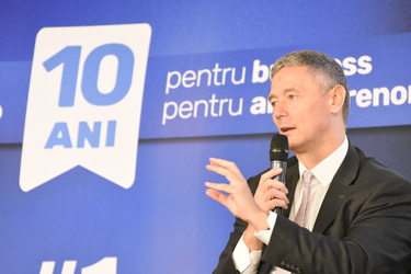 VIDEO Creditarea privată încetinește, afectată de condițiile macro și de prudența clienților. Sergiu Manea, CEO BCR: Finanțăm tot ce se poate finanța. Ne așteptăm ca dobânda de referință să scadă prima dată în mai 2026, cu 25 puncte de bază, și cu 150pb p