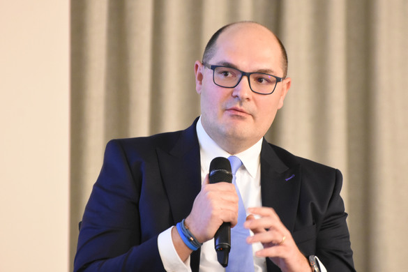 VIDEO România nu mai are luxul obiectivelor modeste, și-a epuizat avantajul de cost. Piața așteaptă de la stat programe care să susțină creditarea companiilor, dar mai ales ca taxa bancară, recent dublată, să fie temporară - Profit Financial.forum