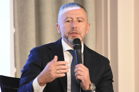 VIDEO România nu mai are luxul obiectivelor modeste, și-a epuizat avantajul de cost. Piața așteaptă de la stat programe care să susțină creditarea companiilor, dar mai ales ca taxa bancară, recent dublată, să fie temporară - Profit Financial.forum