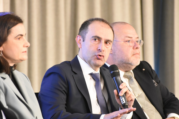 VIDEO România nu mai are luxul obiectivelor modeste, și-a epuizat avantajul de cost. Piața așteaptă de la stat programe care să susțină creditarea companiilor, dar mai ales ca taxa bancară, recent dublată, să fie temporară - Profit Financial.forum