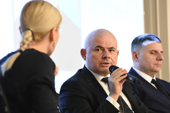 VIDEO România nu mai are luxul obiectivelor modeste, și-a epuizat avantajul de cost. Piața așteaptă de la stat programe care să susțină creditarea companiilor, dar mai ales ca taxa bancară, recent dublată, să fie temporară - Profit Financial.forum