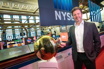 UiPath urcă puternic pe bursă după rezultatele trimestriale peste așteptări, impulsionate de cererea pentru AI