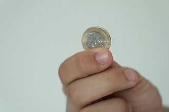Calcule experți - La cât ajunge euro și când schimbă România banii