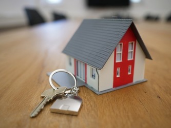 Românii iau credite ipotecare în volum record. IRCC va înregistra o nouă scădere 
