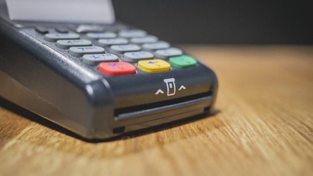 PREMIERĂ Visa a discutat cu Guvernul introducerea cardurilor comerciale la stat și plățile sociale digitale