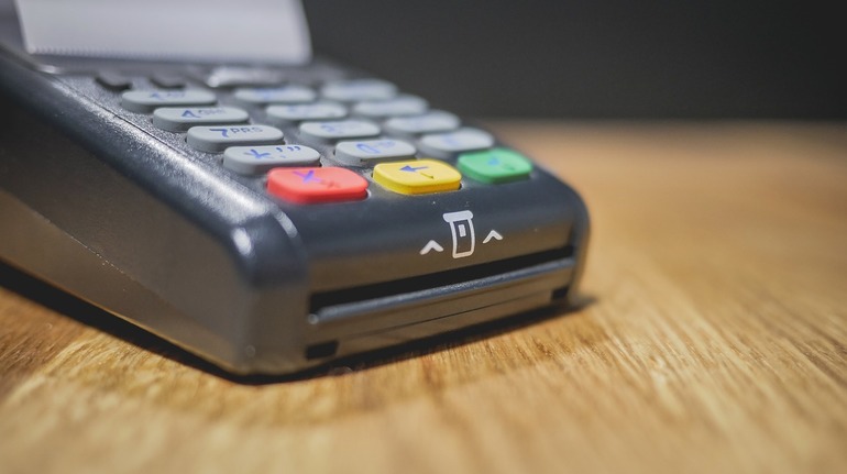 Vicepremierul Oana Gheorghiu discutând cu reprezentanți Visa despre digitalizare plăți publice și carduri comerciale stat pentru plăți sociale digitale. | sursa foto: Profit