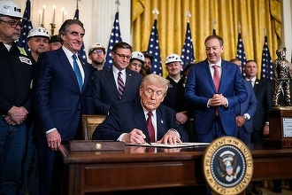 Trump își pune semnătura pe viitoarele bancnote americane, o premieră pentru un președinte în exercițiu