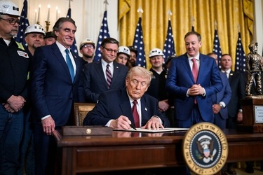 Trump își pune semnătura pe viitoarele bancnote americane, o premieră pentru un președinte în exercițiu