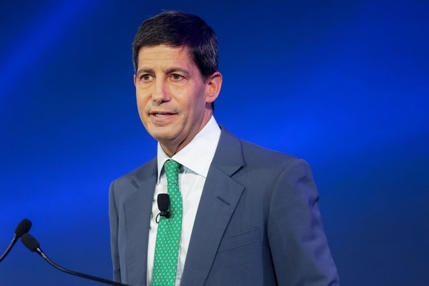 Noul șef al Fed și-a pus rapid amprenta asupra instituției. Kevin Warsh a schimbat radical stilul de comunicare, iar piețele au reacționat cu nervozitate