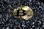 Bitcoin a atins cel mai scăzut nivel al anului și se tranzacționează cu peste 50% sub maximul istoric