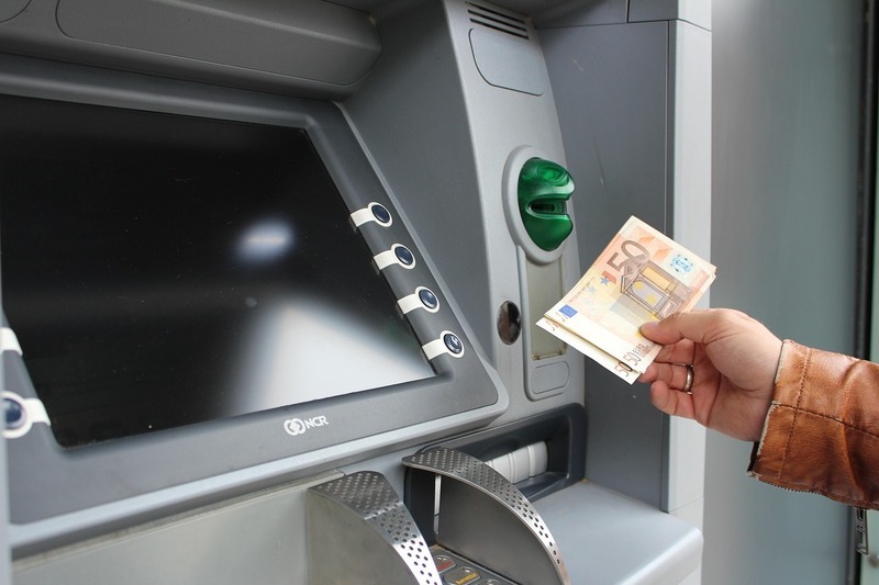 Schimbare majoră la bancomatele din România așteptată de mulți ani