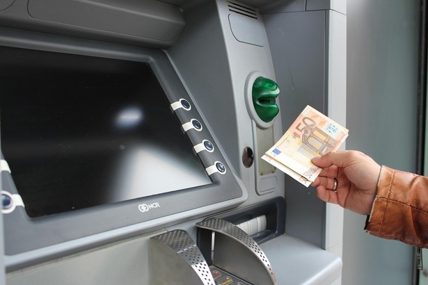Schimbare majoră la bani din bancomat. Băncile, obligate să elibereze la bancomate și pentru clienții altor bănci sume personalizate, nu prestabilite - primă decizie 