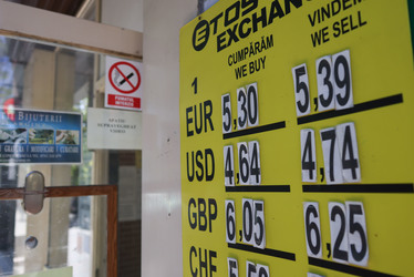 ULTIMA ORĂ Leul cade puternic în fața euro și la cursul BNR. Cea mai mare valoare din istorie înregistrată de euro în fața leului la cursul oficial 