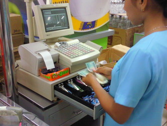 Lipsa bancomatelor în unele zone modifică piața comercială, clienții vor primi bani chiar de la magazin