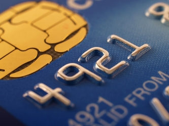 Datoriile pe cardurile de credit ale americanilor au depășit un 1 trilion de dolari, un nou record al ultimilor 10 ani