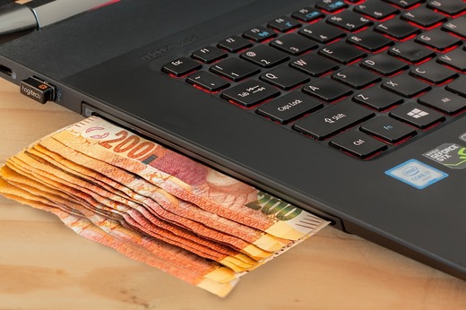 4 din 10 dintre români respondenți la un studiu apelează la servicii de Internet Banking cel puțin o dată pe săptămână. Diferențe de educație și vârstă