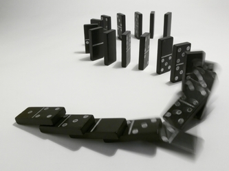 Taxa pe activele bancare va avea și efecte negative de runda a 2-a. Cel mai important, o presiune pe deprecierea leului. „E o absurditate!”