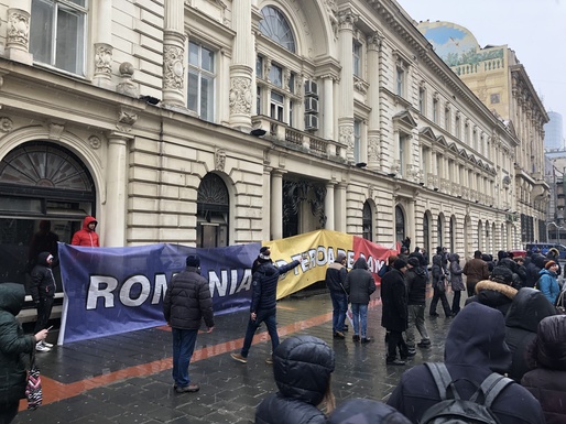 VIDEO&FOTO Protest al debitorilor cu probleme în fața sediului BNR – „România sub teroare bancară”