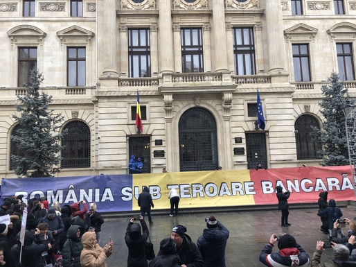 VIDEO&FOTO Protest al debitorilor cu probleme în fața sediului BNR – „România sub teroare bancară”