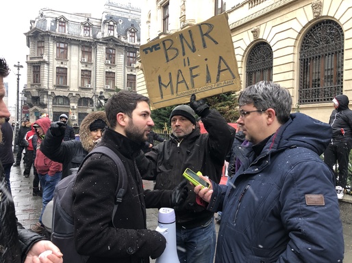 VIDEO&FOTO Protest al debitorilor cu probleme în fața sediului BNR – „România sub teroare bancară”