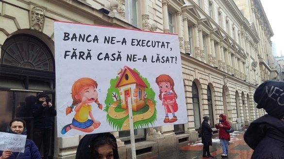 VIDEO&FOTO Protest al debitorilor cu probleme în fața sediului BNR – „România sub teroare bancară”