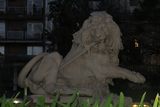GRAFIC Leul evadează cu nervozitate. A spart "cușca" tehnică și a depășit nivelul de 4,71 lei pentru un euro. Până unde va ajunge