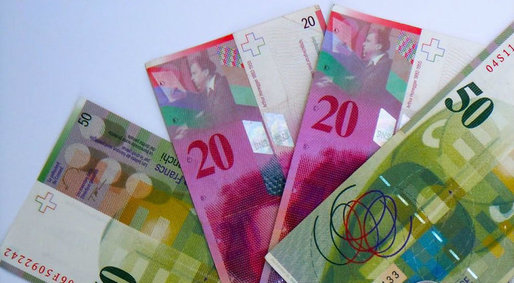 Avocatul CJUE: Instanțele ar putea trece peste Codul civil și să stabilească cursul valutar în cazul creditelor în franci elvețieni acordate în România