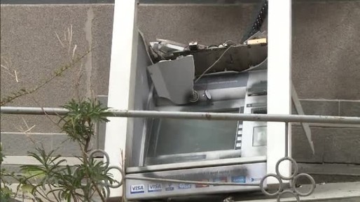 Doi bărbați, prinși în flagrant când furau bani dintr-un bancomat, producând o explozie, într-o localitate din Covasna. Suspectați de fapte similare în Poiana Brașov și Sinaia