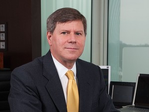James Stewart pleacă din conducerea Raiffeisen Bank România după 21 de ani
