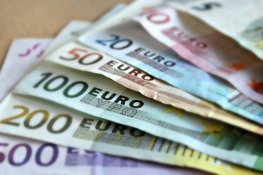 Numărul de bancnote euro contrafăcute a ajuns anul trecut la cel mai scăzut nivel din 2003